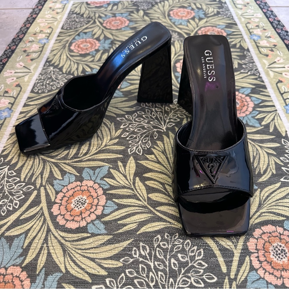 NWOT Guess Kosmos Triangle Heeled Mules In Patent Black. Size 7.5.
